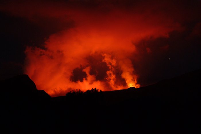 Le volcan, la coulée de lave éclairant les émanations de gaz et Mars se levant ( à droite ).
