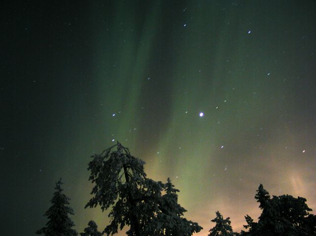Jupiter est visible à droite de Castor et Pollux En bas à droite les lumières de Rovaniemi réfléchies par les nuages. Photo Denis JOYE