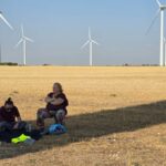 Attente à l'ombre de l'éolienne