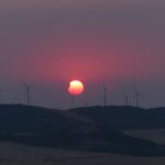 Eclipse partielle dans le champ d'éoliennes